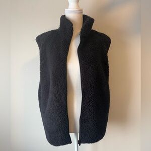 Uniqlo Black Fuzzy Zip-Up Vest – Size Small